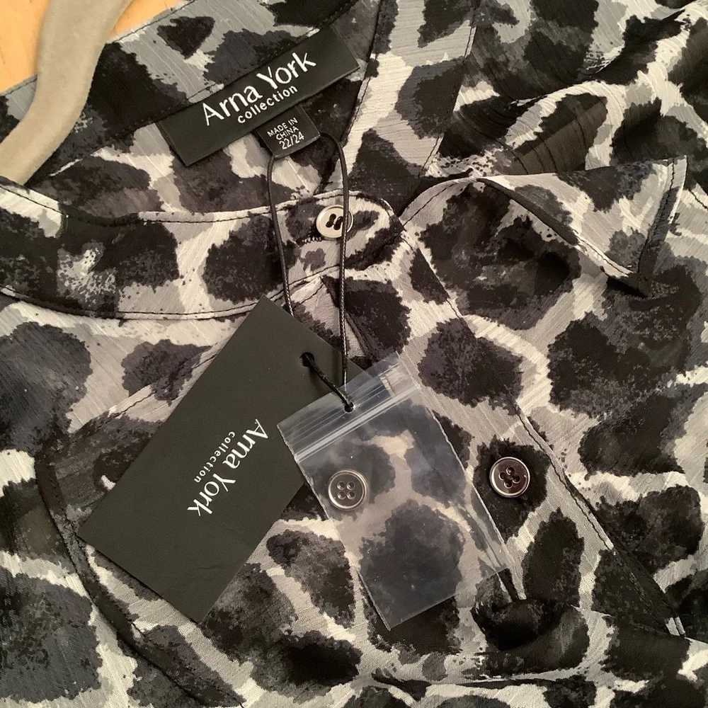 BEAUTIFUL NWT 22/24 BLACK AND GRAY ANIMAL PRINT BLOUSE WITH RUFFLE FRONT - Picture 5 of 7